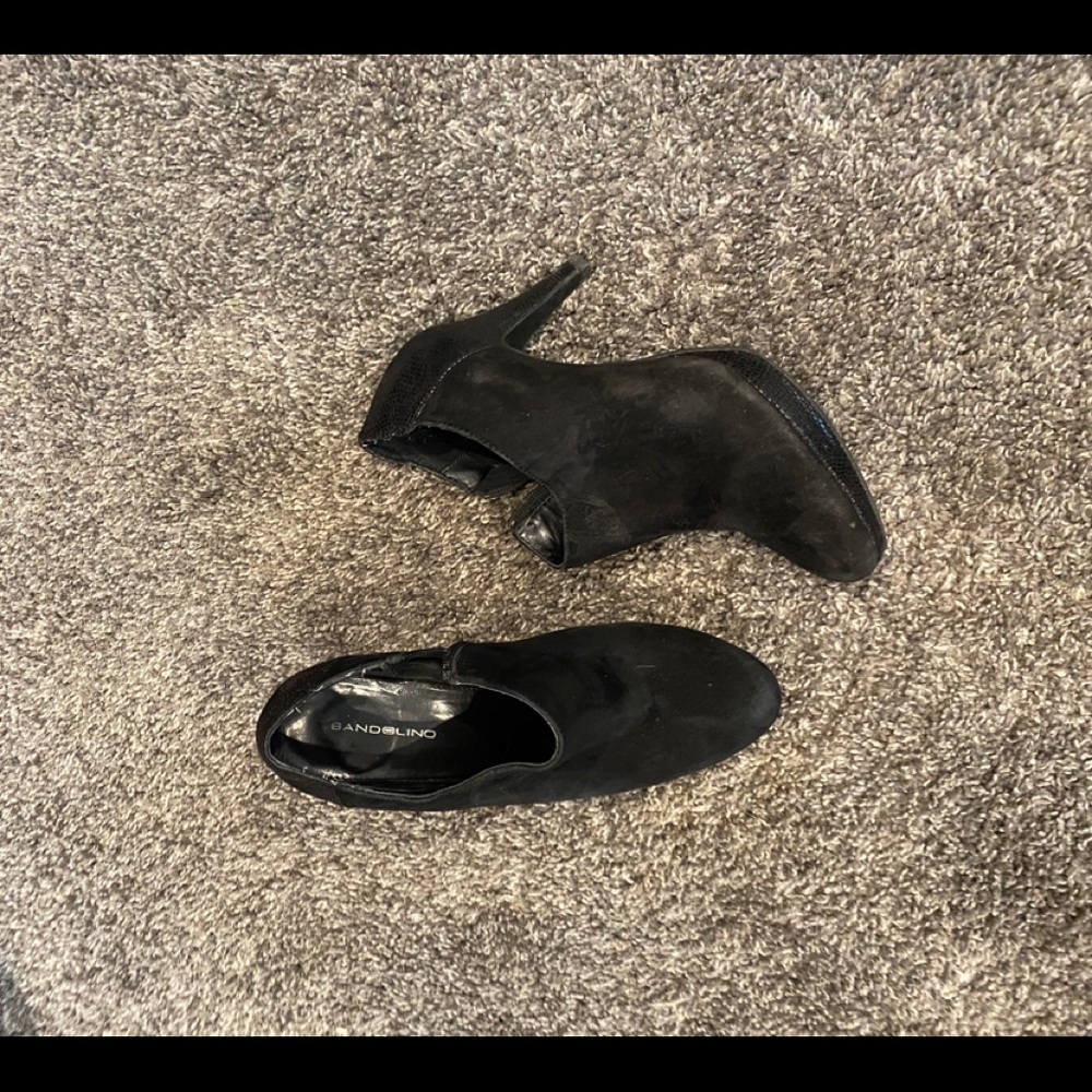 Bandolino black suede heels